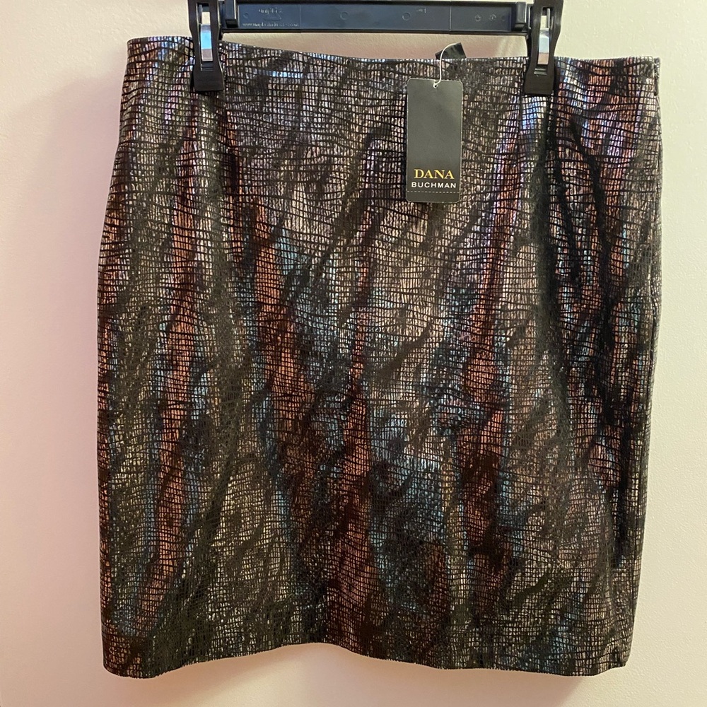 Dana Buchman. *NWT* Size 16. Silver/Black Metallic Snake Skin Pencil Skirt